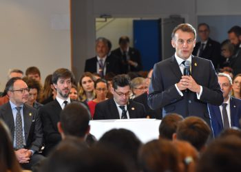 El copríncep francès, i president de la República Francesa, Emmanuel Macron, al Lycée Comte de Foix. Foto: I. M. (ANA)