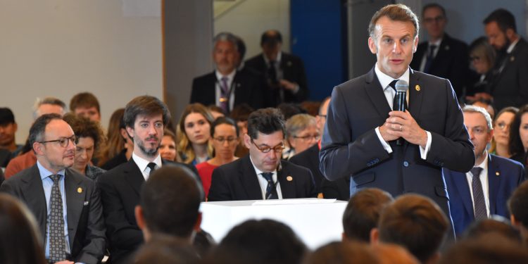 El copríncep francès, i president de la República Francesa, Emmanuel Macron, al Lycée Comte de Foix. Foto: I. M. (ANA)