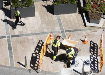 Uns operaris arreglant una voravia. Foto: Comú d'Andorra la Vella / Tony Lara