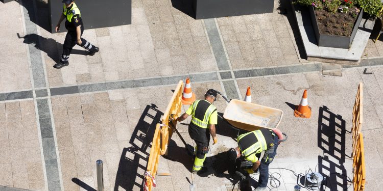 Uns operaris arreglant una voravia. Foto: Comú d'Andorra la Vella / Tony Lara