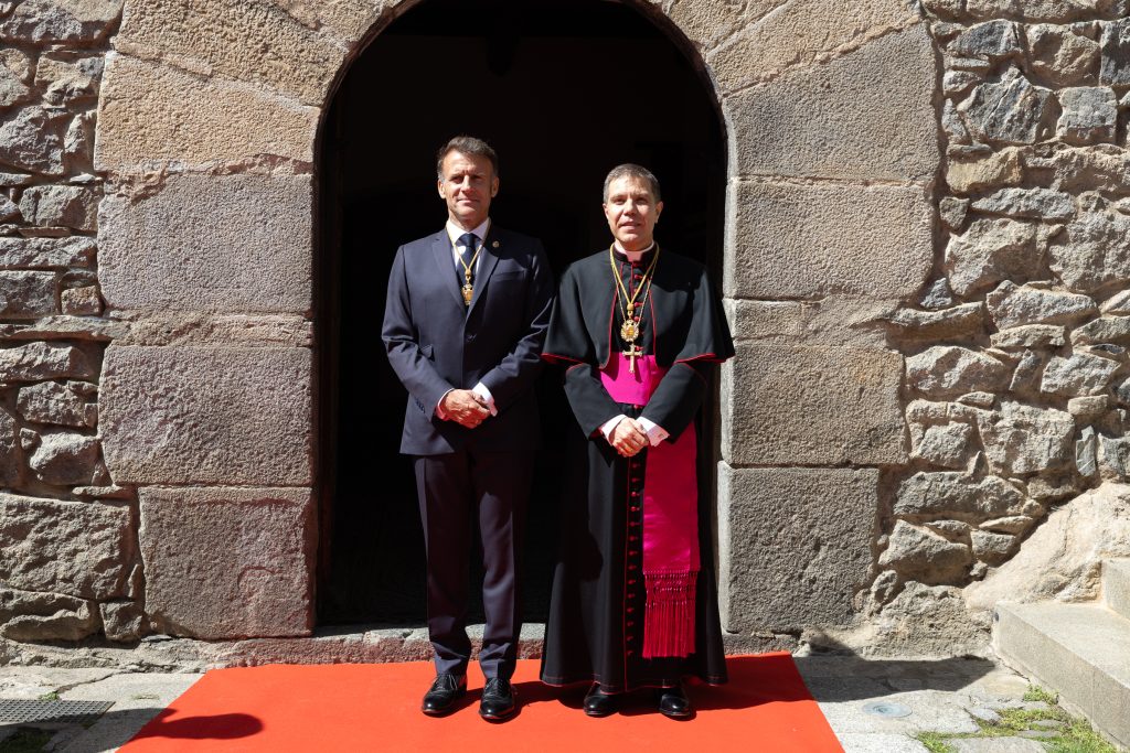 Macron i Serrano a l'entrada de Casa de la Vall. Foto: Consell General