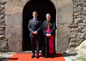 Macron i Serrano a l'entrada de Casa de la Vall. Foto: Consell General