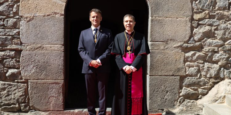 Macron i Serrano a l'entrada de Casa de la Vall. Foto: Consell General