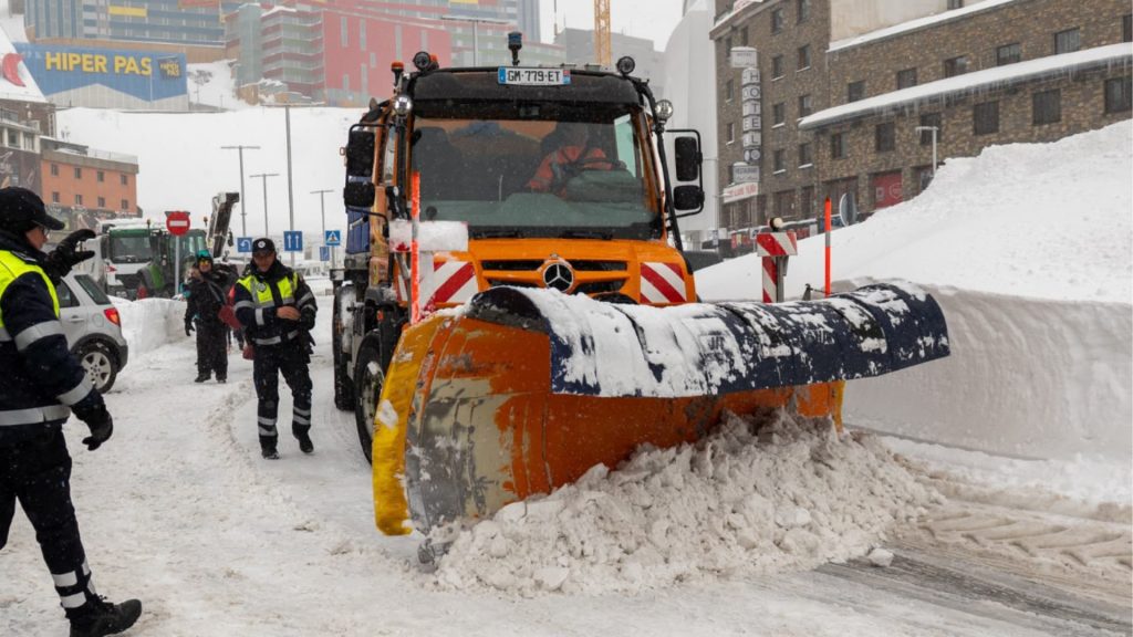 Andorra talla l'accés de vehicles pesants cap a França: 50 cm de neu col·lapsen el Pas.