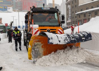 Andorra talla l'accés de vehicles pesants cap a França: 50 cm de neu col·lapsen el Pas.