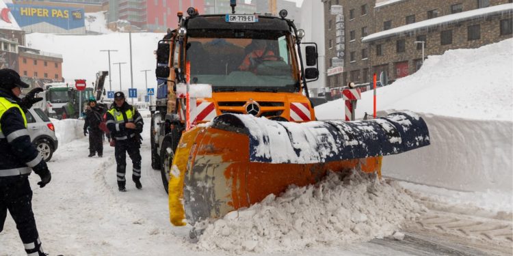 Andorra talla l'accés de vehicles pesants cap a França: 50 cm de neu col·lapsen el Pas.