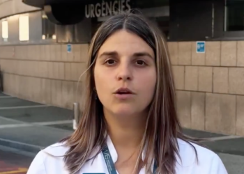 Una de les sanitàries que explica com és el Servei d'Urgències. Foto: SAAS
