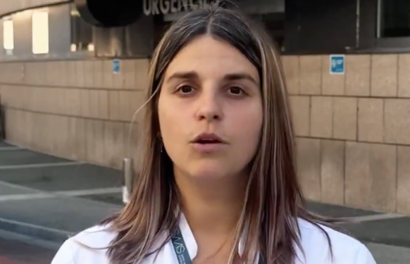 Una de les sanitàries que explica com és el Servei d'Urgències. Foto: SAAS