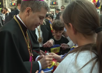 El copríncep episcopal signant autògrafs. Foto: RTVA