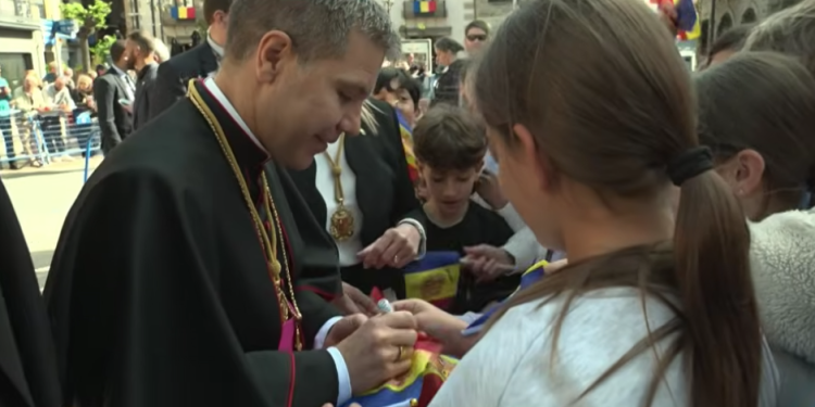 El copríncep episcopal signant autògrafs. Foto: RTVA