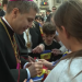 El copríncep episcopal signant autògrafs. Foto: RTVA
