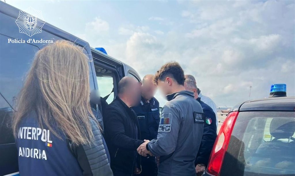 Moment de l'entrega a les autoritats andorranes / Policia
