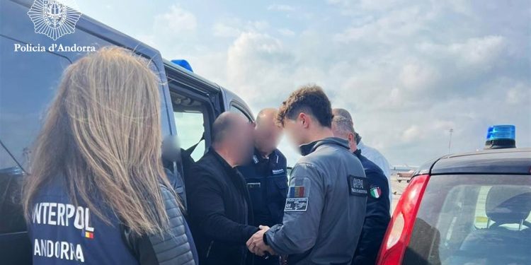 Moment de l'entrega a les autoritats andorranes / Policia