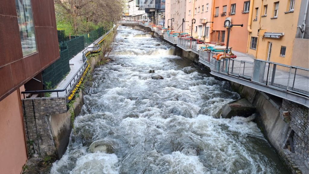 El riu en el seu pas per Escaldes-Engordany.