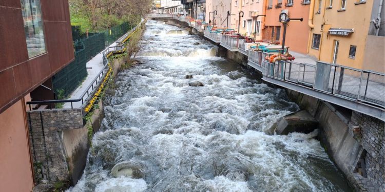 El riu en el seu pas per Escaldes-Engordany.