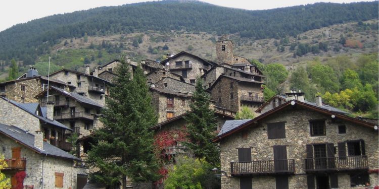 El poble de Catalunya on els Mossos arriben escalant o demanant pas a Andorra