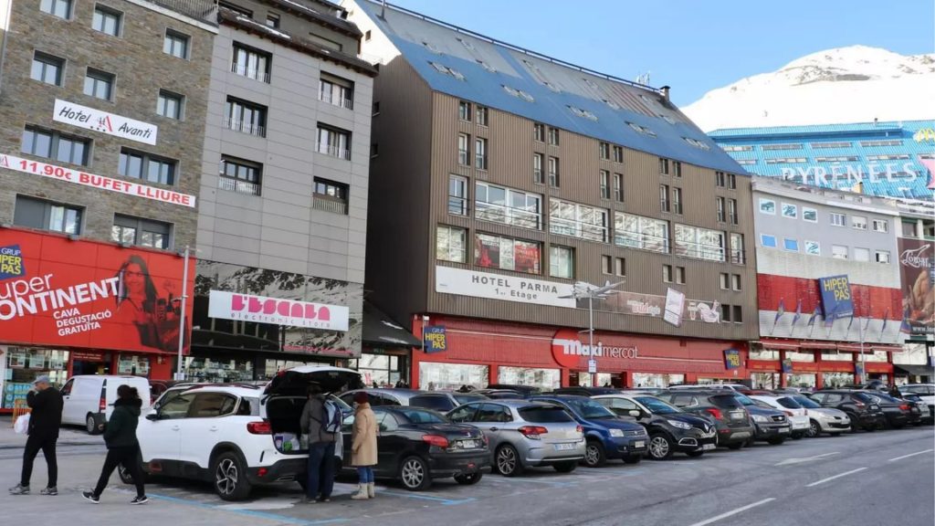L'estigma de "l'aneguet lleig": El sector dels allotjaments turístics reclama més atraccions turístiques al Pas de la Casa.