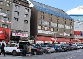 L'estigma de "l'aneguet lleig": El sector dels allotjaments turístics reclama més atraccions turístiques al Pas de la Casa.