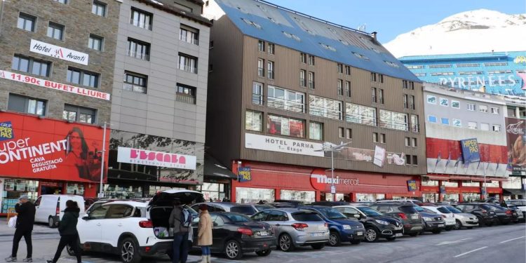 L'estigma de "l'aneguet lleig": El sector dels allotjaments turístics reclama més atraccions turístiques al Pas de la Casa.