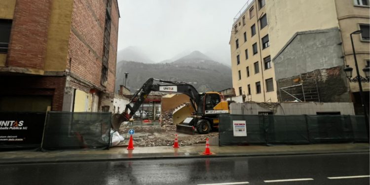 L'enderrocament d'un edifici històric a Andorra la Vella.