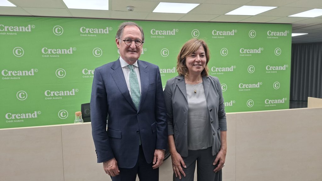 El conseller delegat de Creand, Xavier Cornella, amb la presidenta de la trobada empresarial del Pirineu, Montse Pujol, durant la presentació /ANA R.S.