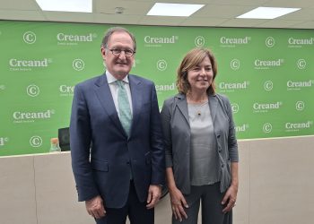 El conseller delegat de Creand, Xavier Cornella, amb la presidenta de la trobada empresarial del Pirineu, Montse Pujol, durant la presentació /ANA R.S.