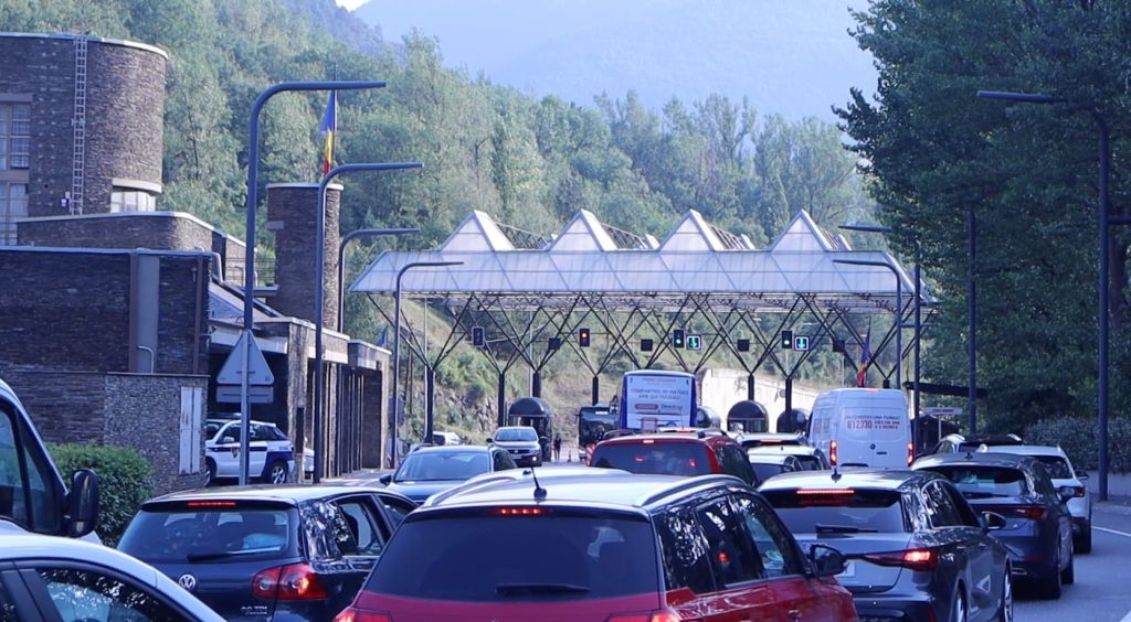 Un conjunt de vehicles fent cua per sortir del país (Foto: R.S.).