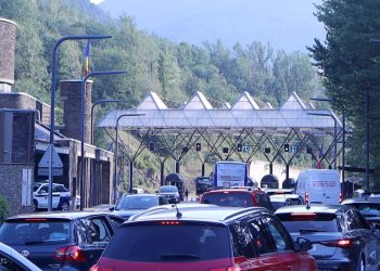 Un conjunt de vehicles fent cua per sortir del país (Foto: R.S.).
