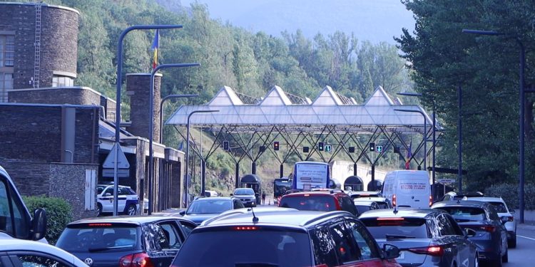 Un conjunt de vehicles fent cua per sortir del país (Foto: R.S.).