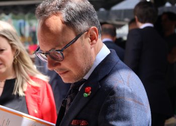 El cap de Govern, Xavier Espot, consultant un llibre a la fira de la rosa i el llibre d'Andorra la Vella. Foto: D. M. (ANA)