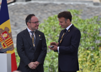 El cap de Govern, Xavier Espot, amb el copríncep francès i president de la República Francesa, Emmanuel Macron, després del seu discurs.