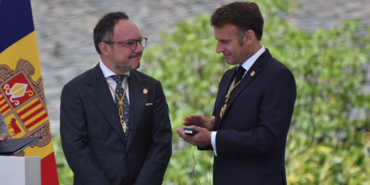 El cap de Govern, Xavier Espot, amb el copríncep francès i president de la República Francesa, Emmanuel Macron, després del seu discurs.