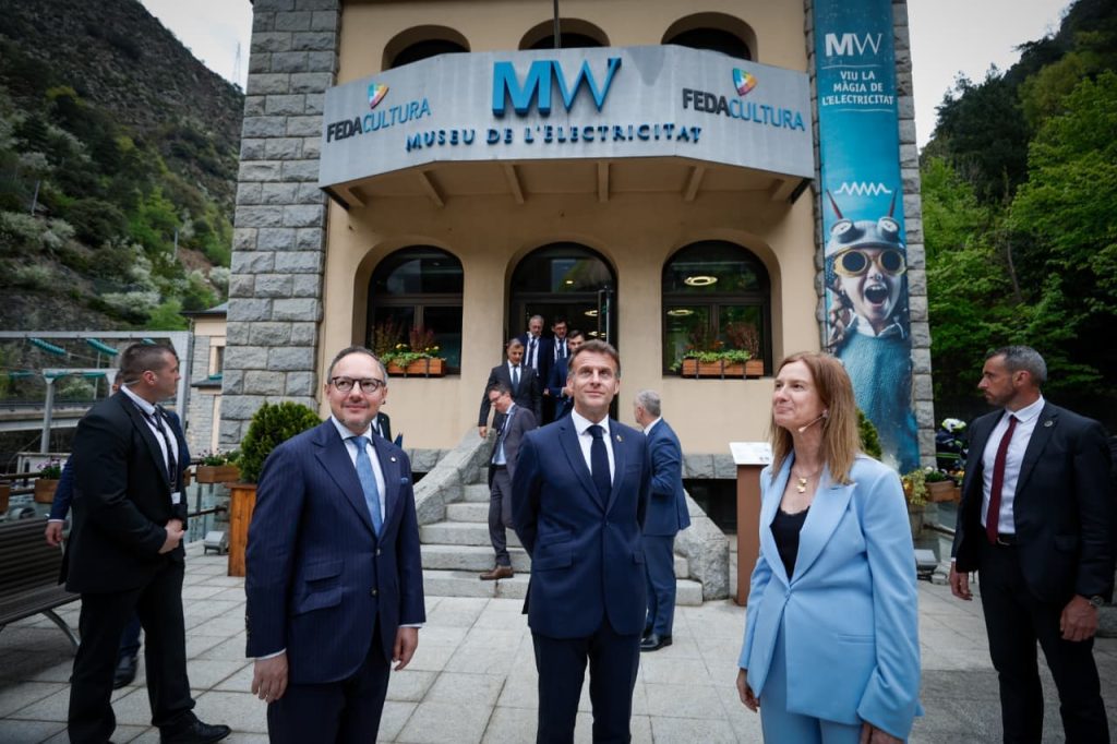 Calvó, Espot i Macron