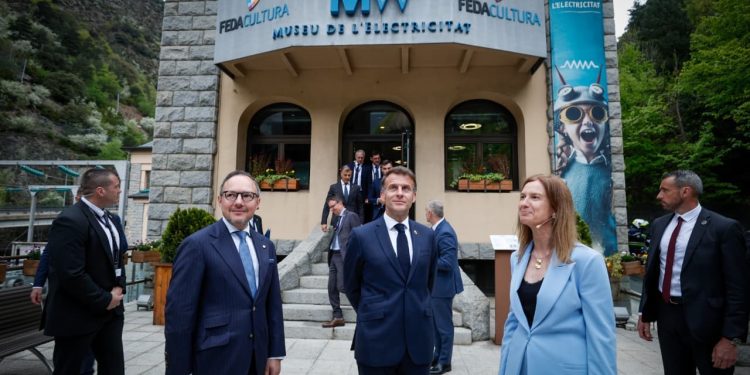 Calvó, Espot i Macron