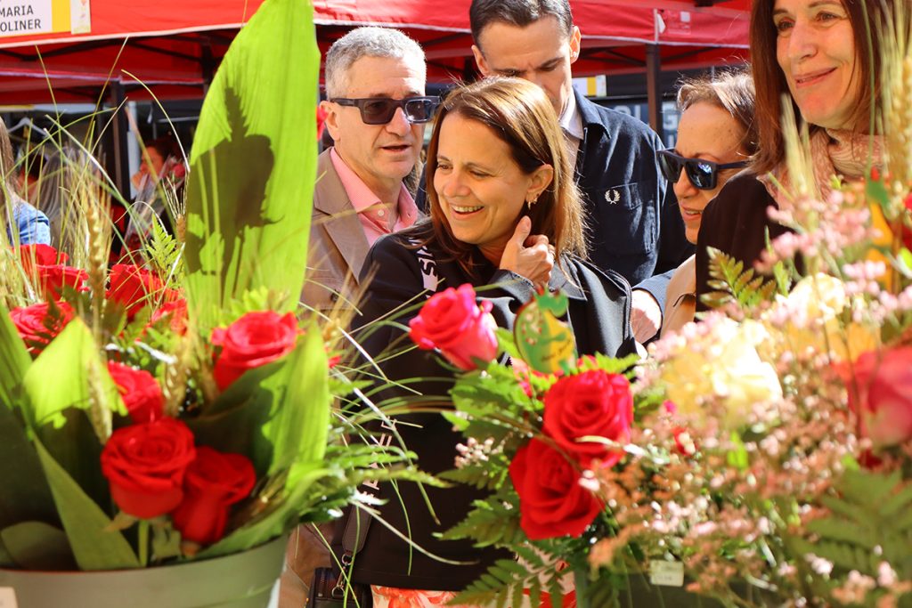La cònsol major d'Escaldes-Engordany, Rosa Gili, i l'equip comunal visitant les parades de la plaça Coprínceps. Foto: M. R. (ANA)