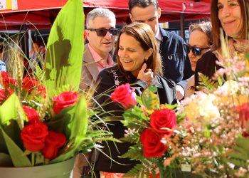 La cònsol major d'Escaldes-Engordany, Rosa Gili, i l'equip comunal visitant les parades de la plaça Coprínceps. Foto: M. R. (ANA)