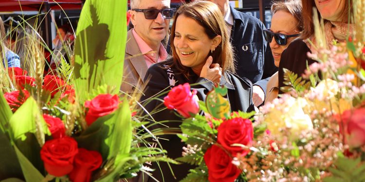 La cònsol major d'Escaldes-Engordany, Rosa Gili, i l'equip comunal visitant les parades de la plaça Coprínceps. Foto: M. R. (ANA)