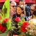 La cònsol major d'Escaldes-Engordany, Rosa Gili, i l'equip comunal visitant les parades de la plaça Coprínceps. Foto: M. R. (ANA)