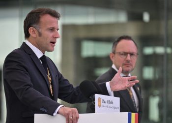 Macron amb Espot / LI