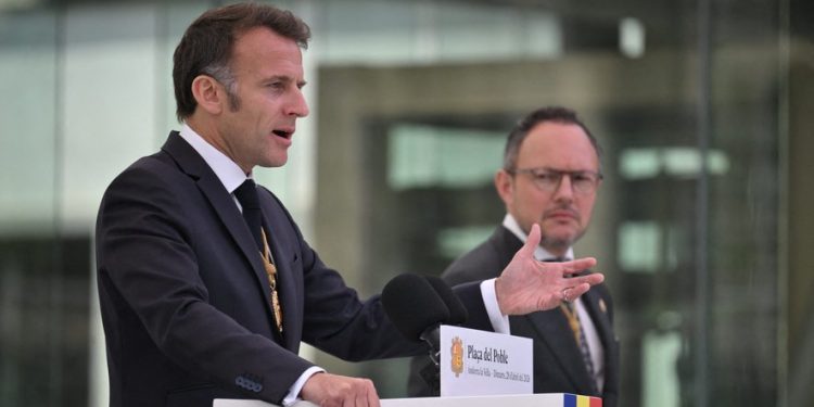 Macron amb Espot / LI