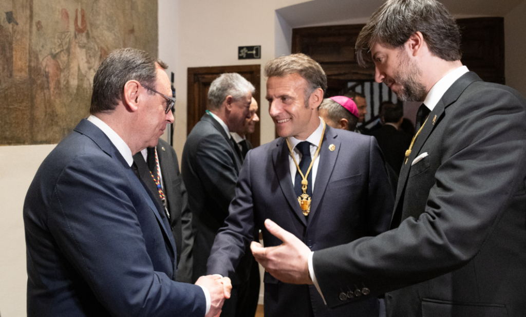 El president del grup parlamentari demòcrata, Jordi Jordana, se saluda amb el copríncep francès, Emmanuel Macron.