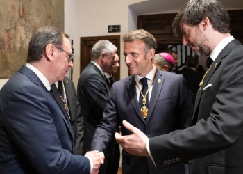 El president del grup parlamentari demòcrata, Jordi Jordana, se saluda amb el copríncep francès, Emmanuel Macron.