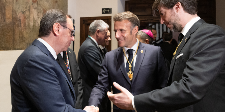 El president del grup parlamentari demòcrata, Jordi Jordana, se saluda amb el copríncep francès, Emmanuel Macron.