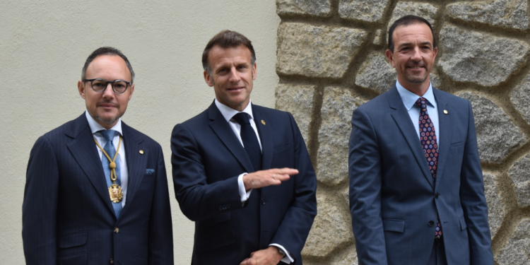 El cap de Govern, Xavier Espot, el ministre de turisme i comerç, Jordi Torres, i el president de la república francesa, Emmanuel Macron.