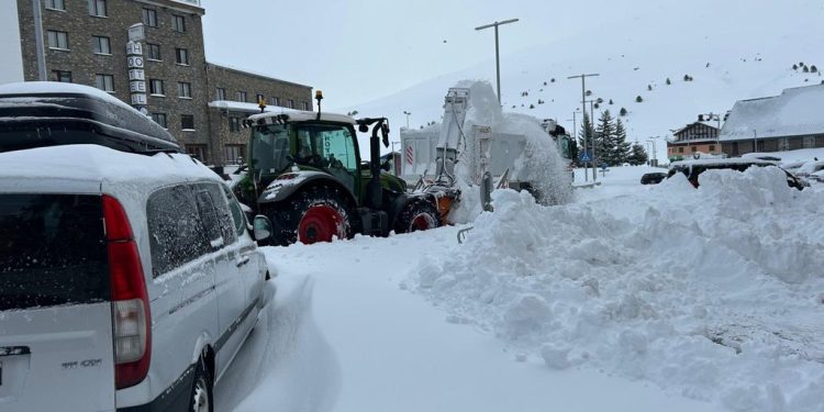 Neu acumulada als carrers del Pas de la Casa. Foto: Comú d'Encamp