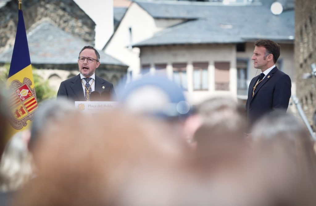 Espot i Macron