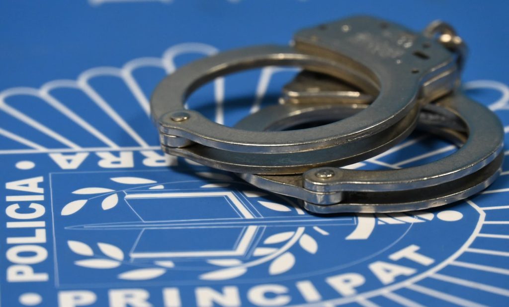 Unes manelles de la policia (Foto: Policia d'Andorra).