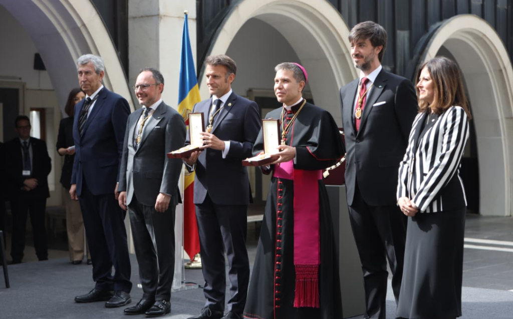 El cap de Govern, Xavier Espot, amb el copríncep francès, Emmanuel Macron, i el copríncep episcopal, Josep-Lluís Serrano Pentinat.