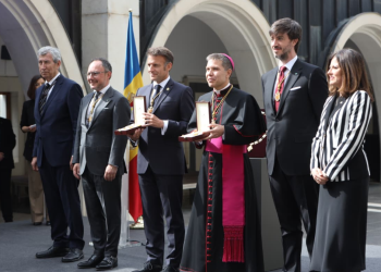 El cap de Govern, Xavier Espot, amb el copríncep francès, Emmanuel Macron, i el copríncep episcopal, Josep-Lluís Serrano Pentinat.