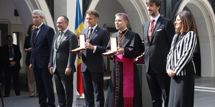 El cap de Govern, Xavier Espot, amb el copríncep francès, Emmanuel Macron, i el copríncep episcopal, Josep-Lluís Serrano Pentinat.